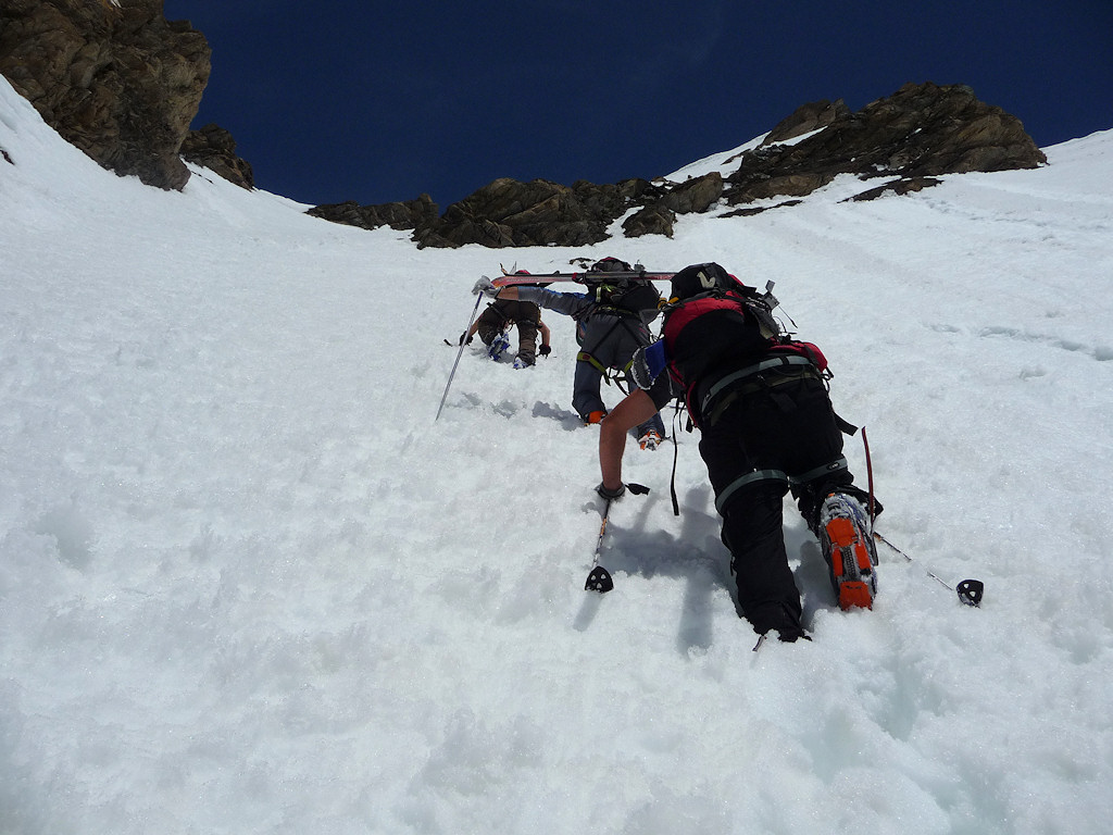 Dans le couloir de droite : Traversée délicate en rochers délités. Il a donc fallu redescendre pour gravir le 3° couloir.Il fait très chaud et la fatigue commence à se faire sentir