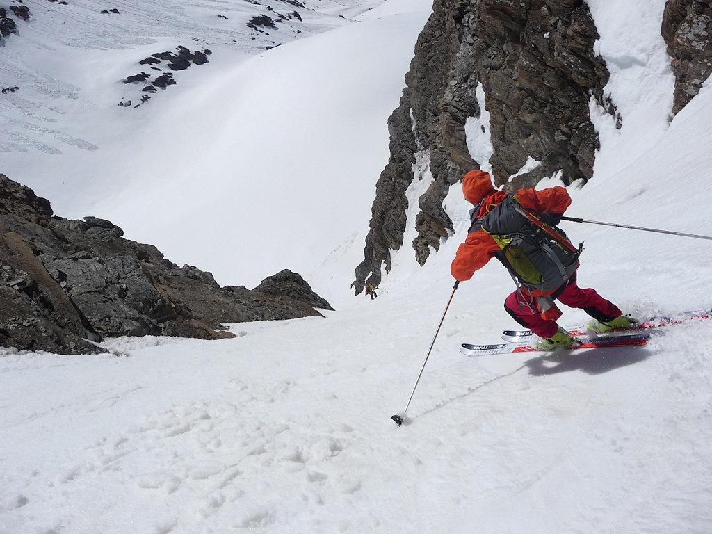 Petit couloir entre les barres : Au moins 2 passages sont possibles pour rejoindre le point coté 2956 m.