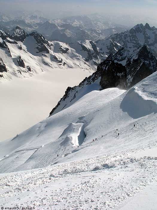 Dôme des Ecrins : Passage d'un pont de neige.