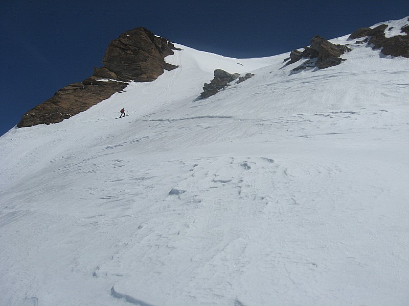 #6 aprés le petit couloir face S, on reprend la face SO en neige dure mais de bon grip. aprés le petit couloir face S, on reprend la face SO en neige dure mais de bon grip.