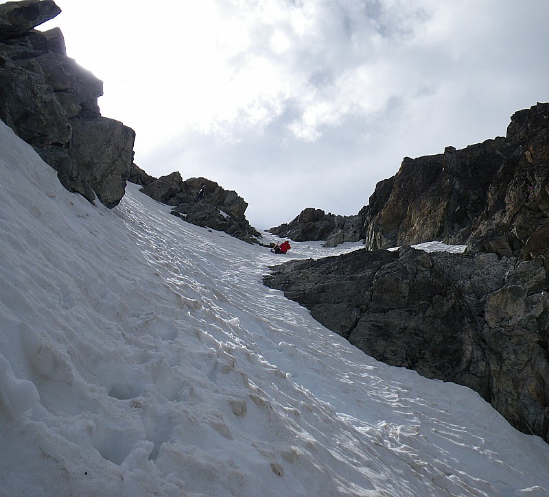 #4 le haut du couloir N : La coulée a été déclenchée quelques metres en dessous du skieur, guidée par les rochers elle a pris rive D le haut du couloir N : La coulée a été déclenchée quelques metres en dessous du skieur, guidée par les rochers elle a pris rive D