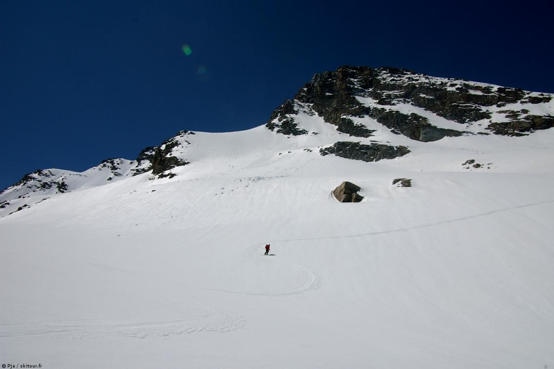 #10 Descente sous le col : Descente sous le col de Punta Foura. Un seul replat pour poser son appareil, dans une descente de 500 m. Descente sous le col : Descente sous le col de Punta Foura. Un seul replat pour poser son appareil, dans une descente de 500 m.