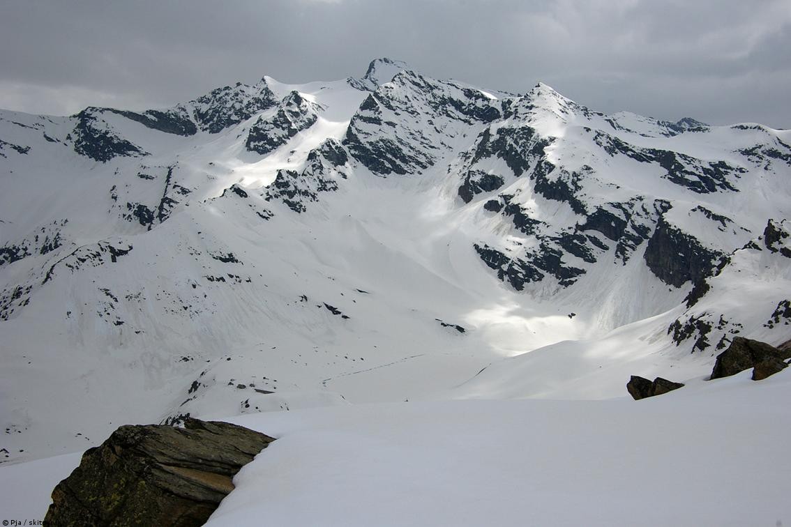 Grande Aiguille Rousse : La GAR vue depuis le Colle Nivolet, et les beaux itinéraires glaciaires italiens de la Cime du Caro.