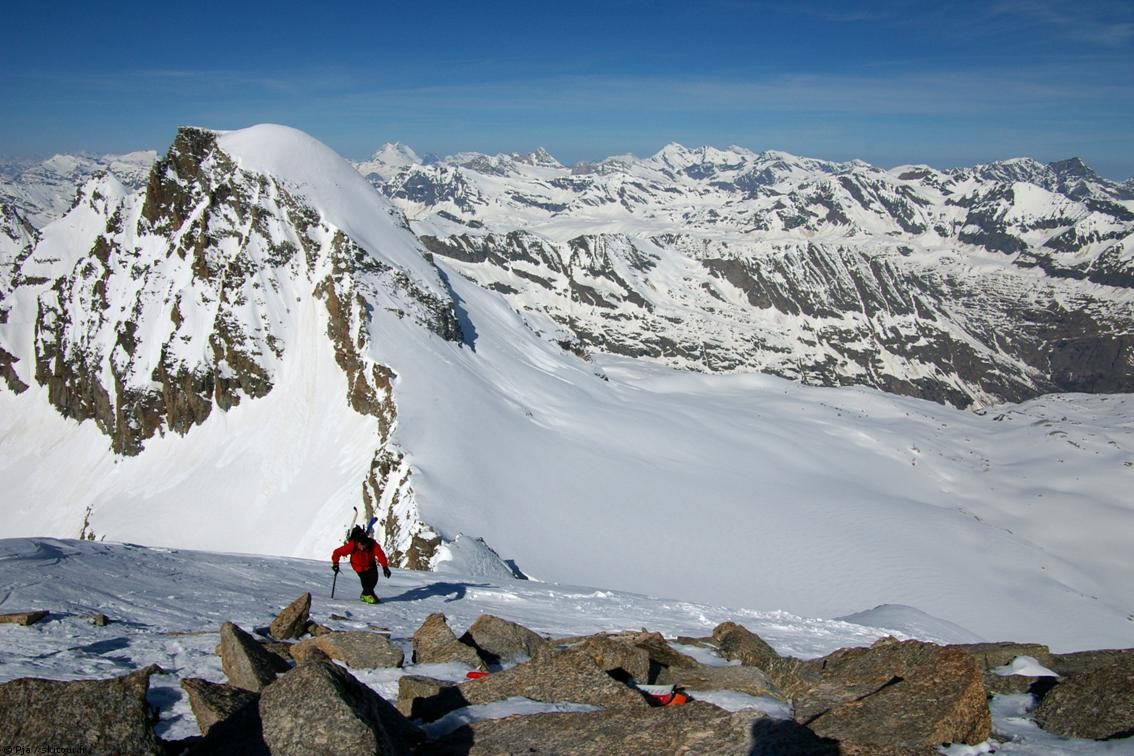 #15 Arrivée au sommet Tresenta : Bruno en décout avec la Trésenta. Il est 10 heures, et il fait frais et bleu. Arrivée au sommet Tresenta : Bruno en décout avec la Trésenta. Il est 10 heures, et il fait frais et bleu.
