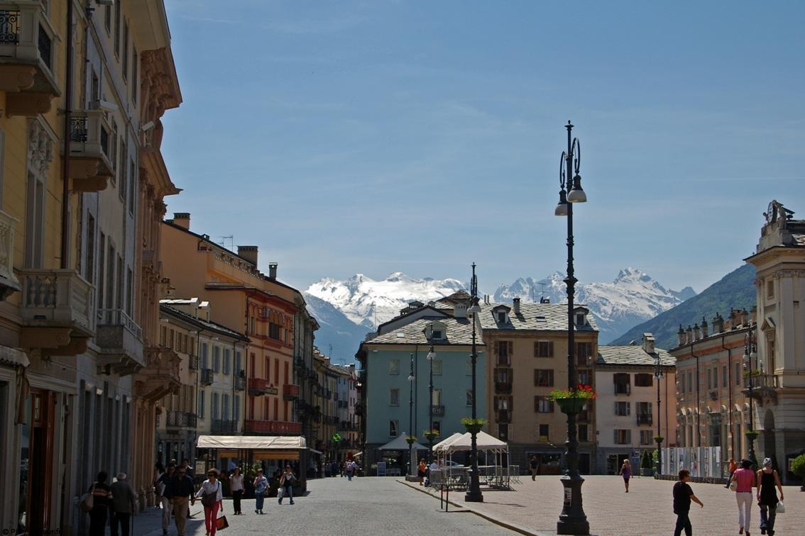 #19 Aosta : Retour skis aux pieds à Pont, puis en véhicule sur Aosta, pour assurer le retour en train de Bruno Aosta - Torino - Paris. Aoste, gardée par la testa del Ruitor (notamment). Les habitants ne s Aosta : Retour skis aux pieds à Pont, puis en véhicule sur Aosta, pour assurer le retour en train de Bruno Aosta - Torino - Paris. Aoste, gardée par la testa del Ruitor (notamment). Les habitants ne s'en rendent + compte???