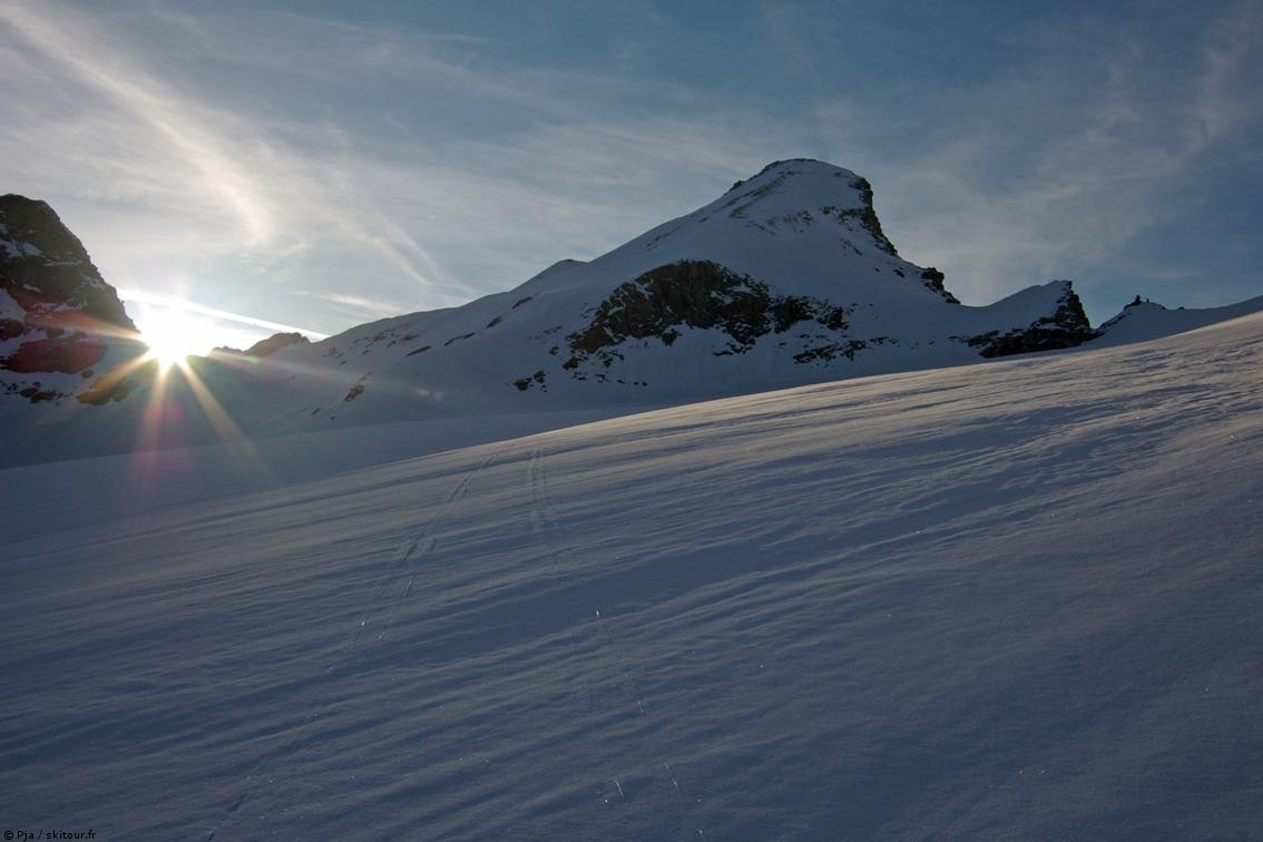 #13 Soleil sur col du GP : Col du Grand Paradis par lequel le soleil apparaît Soleil sur col du GP : Col du Grand Paradis par lequel le soleil apparaît
