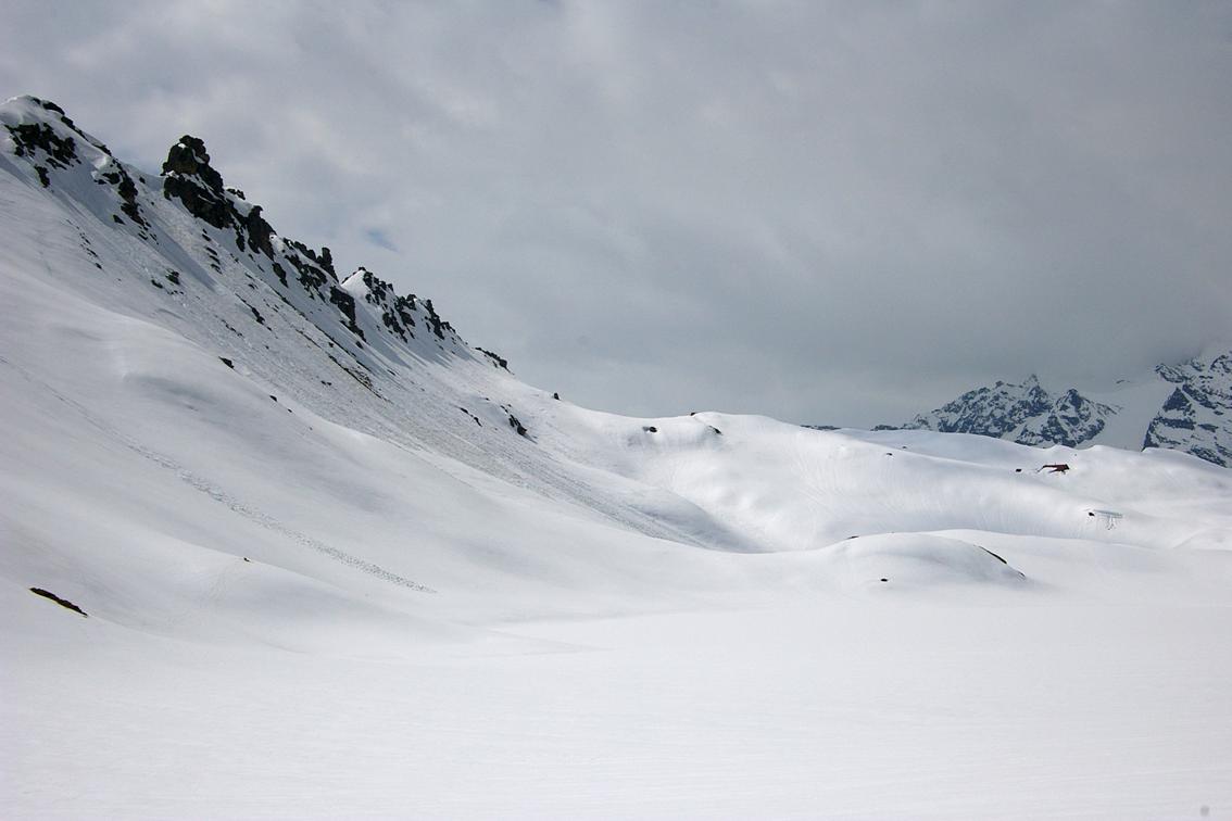 #3 Col du Nivolet : Cherchez le refuge Chivasso, enfoui sous la neige de son toit. Col du Nivolet : Cherchez le refuge Chivasso, enfoui sous la neige de son toit.