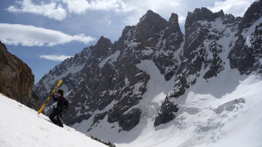 #5 Sous le col : sur fond de Pelvoux, Pic Sans Nom et Coup de Sabre Sous le col : sur fond de Pelvoux, Pic Sans Nom et Coup de Sabre