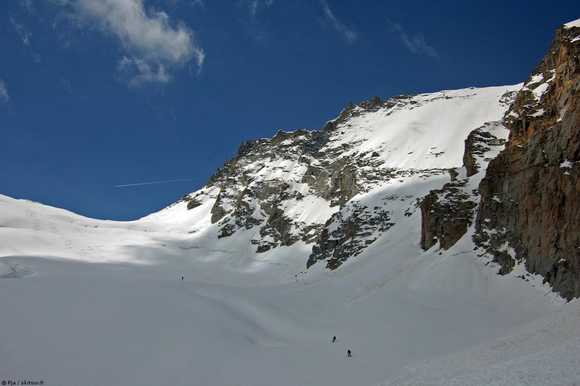 Traversée de la Tribo : C'est parti pour la descente d'un grand désert blanc.