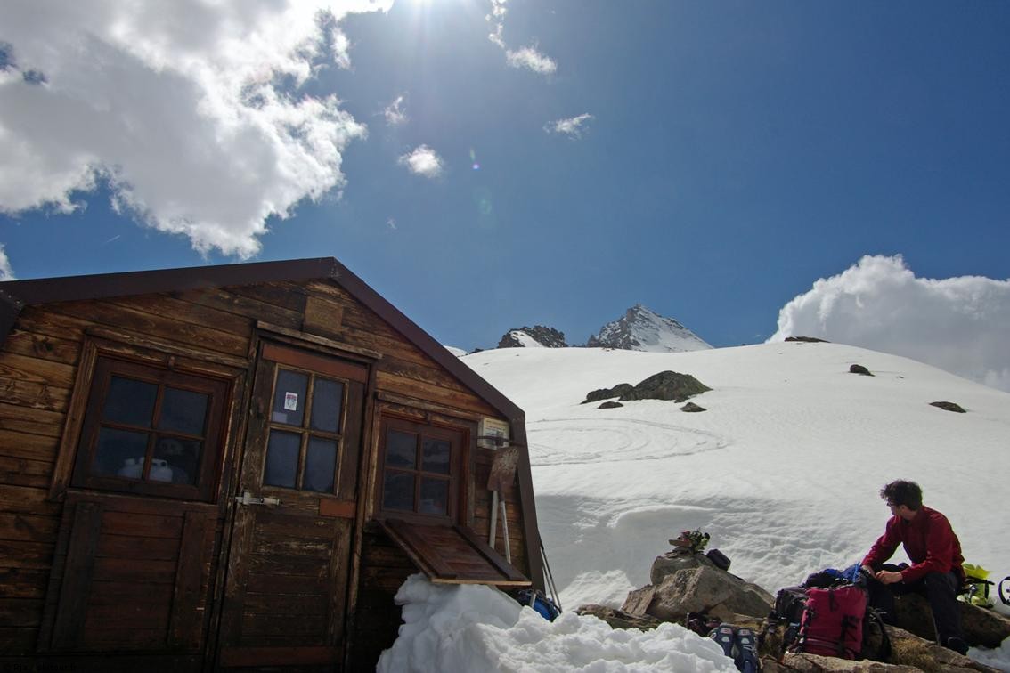 Bivouac Leonessa : Halte au bivouac Léonessa. Première rencontres depuis 2 jours, avec une équipe CH... qui n'avait pas emporté de gaz. Echange gaz contre OVO & chocolat... L'Europe est en marche.