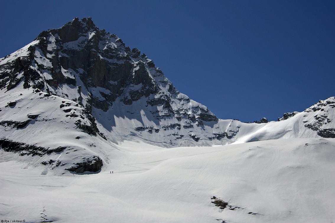 Remontée vers Chabod : Jib & Clément prolongent le tour par une étape supplémentaire vers le refuge Chabod, et réalisent ainsi le bouclage complet du tour du GP, par la voie haute de la Tribolazione. Remontée du Colle Gran Neyron réalisée à la vi