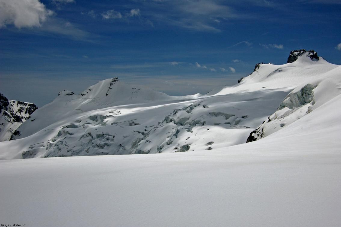 La Tribolazione posée : Après les inquiétudes du 21/05 sur l'évolution météo... le ciel contrasté du 22/05 nous donne réassurance, et qualité du parcours. Ce n'aurait pas été de même en cas de brouillard chaud.