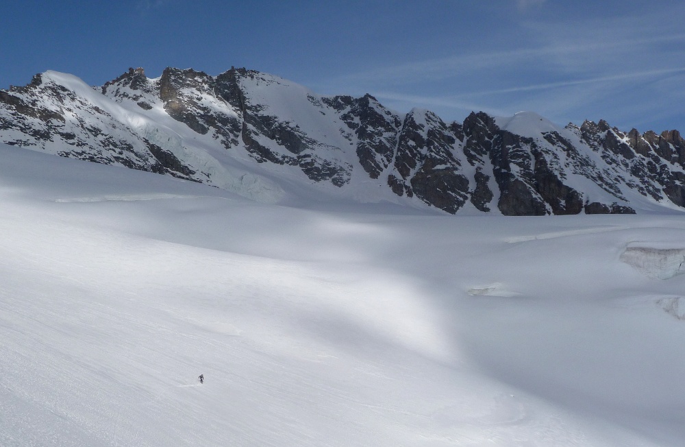 #24 Tribolazione : Du col, vue sur la traversée de la Tribolazione et la face Est qui nous attendent tranquillement à l Tribolazione : Du col, vue sur la traversée de la Tribolazione et la face Est qui nous attendent tranquillement à l'ombre