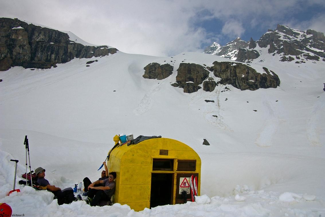 #2 Bivouac Ivréa : Pris dans l Bivouac Ivréa : Pris dans l'étuve du vallon d'Ivréa, et une neige détrempée, nous choisissons, après réflexion, la halte salvatrice du Bivouac Ivréa. Confort, organisation, détente... nous refaisons le monde!