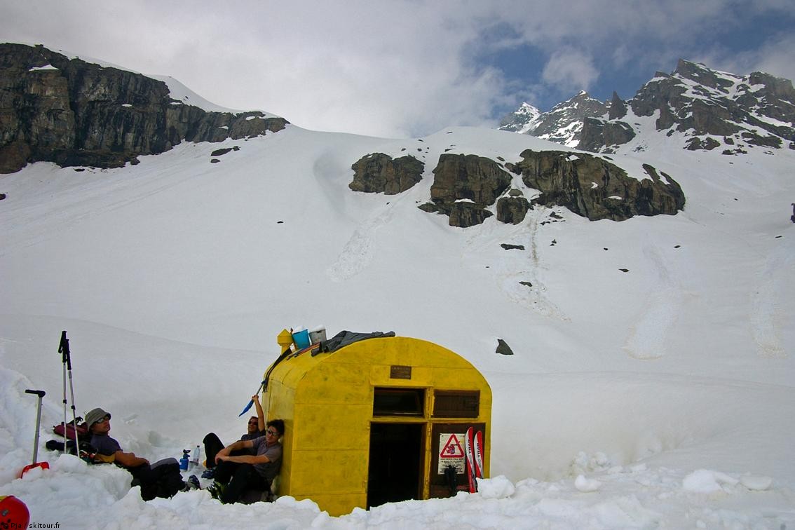 Bivouac Ivréa : Pris dans l'étuve du vallon d'Ivréa, et une neige détrempée, nous choisissons, après réflexion, la halte salvatrice du Bivouac Ivréa. Confort, organisation, détente... nous refaisons le monde!