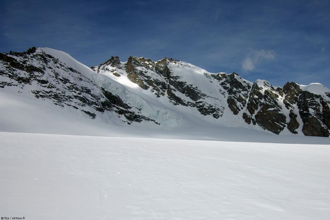 #3 V 22/05 La Tribolazione : Passé le Colle di Valnontey, la descente sous la face N de la Testa di Tribolazione donne accès au haut plateau glaciaire, situé au dessus de 3500. V 22/05 La Tribolazione : Passé le Colle di Valnontey, la descente sous la face N de la Testa di Tribolazione donne accès au haut plateau glaciaire, situé au dessus de 3500.