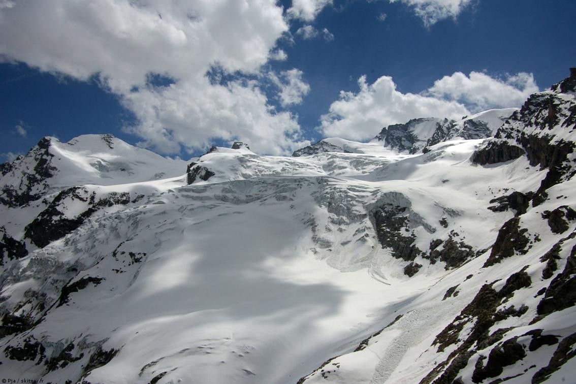 En Tête : Le glacier de la Tribolazione, axe de descente en direction de l'étape au bivouac Leonessa.