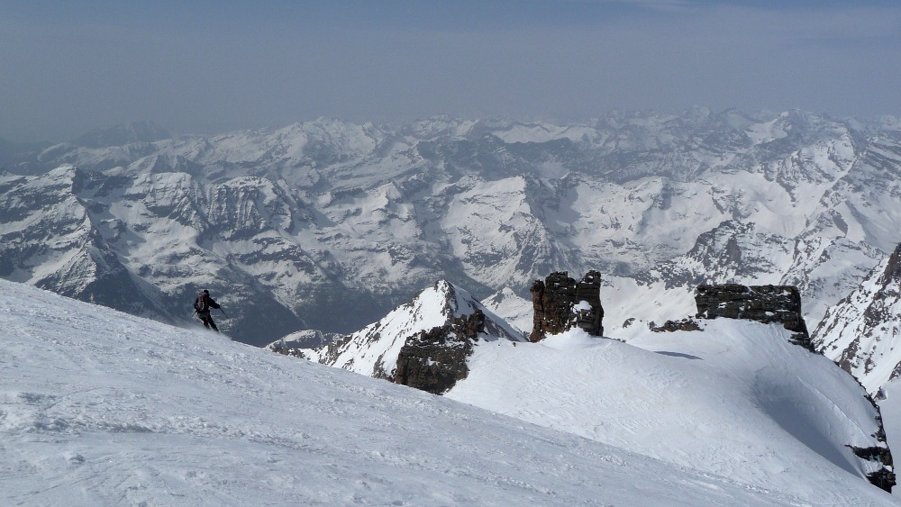 Voie normale : Neige encore un peu dure sur la voie normale, mais un paysage à la hauteur