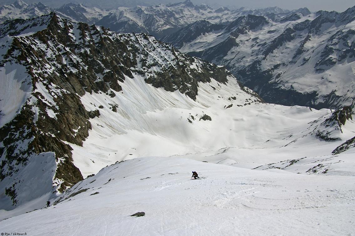 Sylvain sur la FN : Belle neige de descente pour Sylvain, sur l'arête nord de l'Herbetet, qui émerge et partage de la face sommitale.