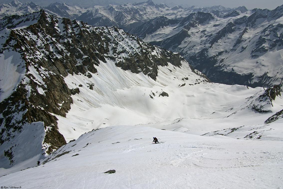#14 Sylvain sur la FN : Belle neige de descente pour Sylvain, sur l Sylvain sur la FN : Belle neige de descente pour Sylvain, sur l'arête nord de l'Herbetet, qui émerge et partage de la face sommitale.