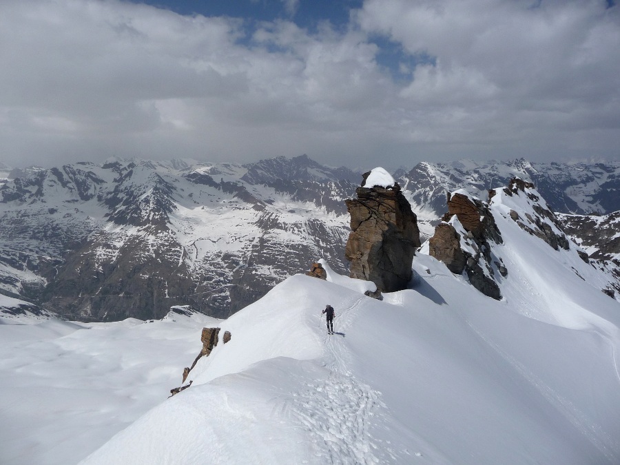 Col du Grand Neyron : Une arête effilée avant de basculer en versant NW du Gd Paradis