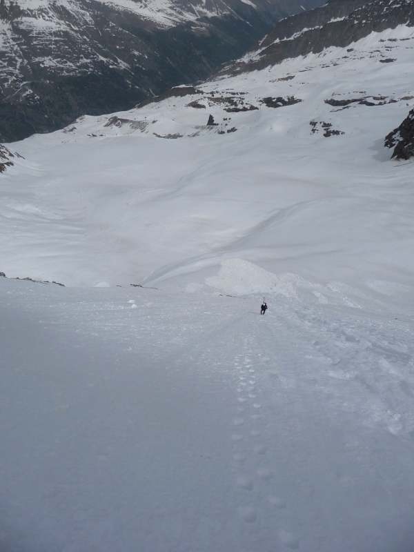 Couloir Aurora : Début d'un long escalier