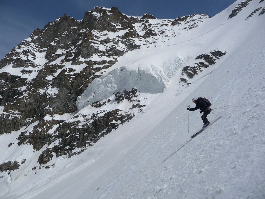 Couloir Aurora : Les séracs au pied de la face NW