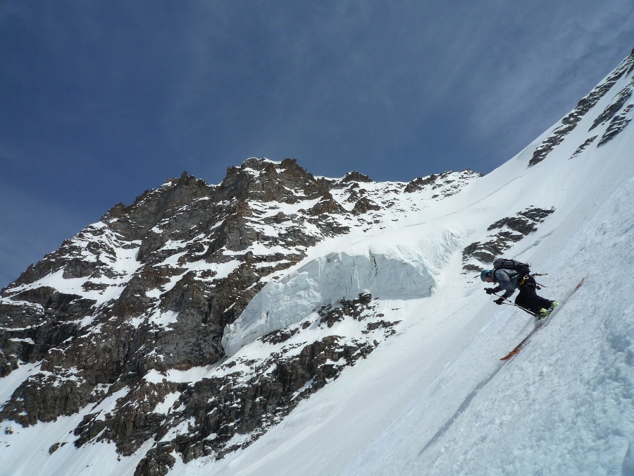 Couloir Aurora : Fin de la pente, devant les séracs de la face NW, photo JIB