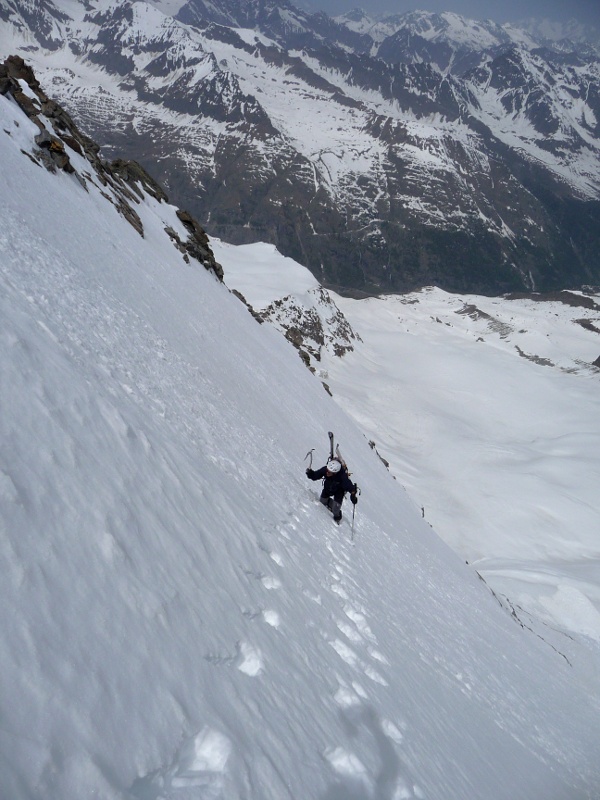 Couloir Aurora : Piolet en mousse interdit pour ce passage où la glace affleure