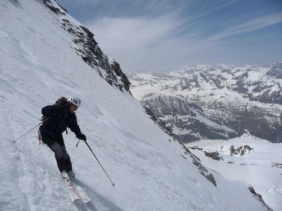 Couloir Aurora : Premiers virages dans une neige bien décaillée