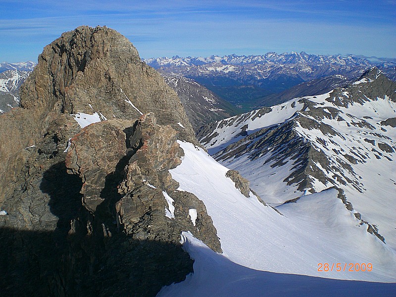 le prochain sommet : face est rocheuse du Pain de Sucre à gauche et le Pic de Foréant où l'on va aller à droite.