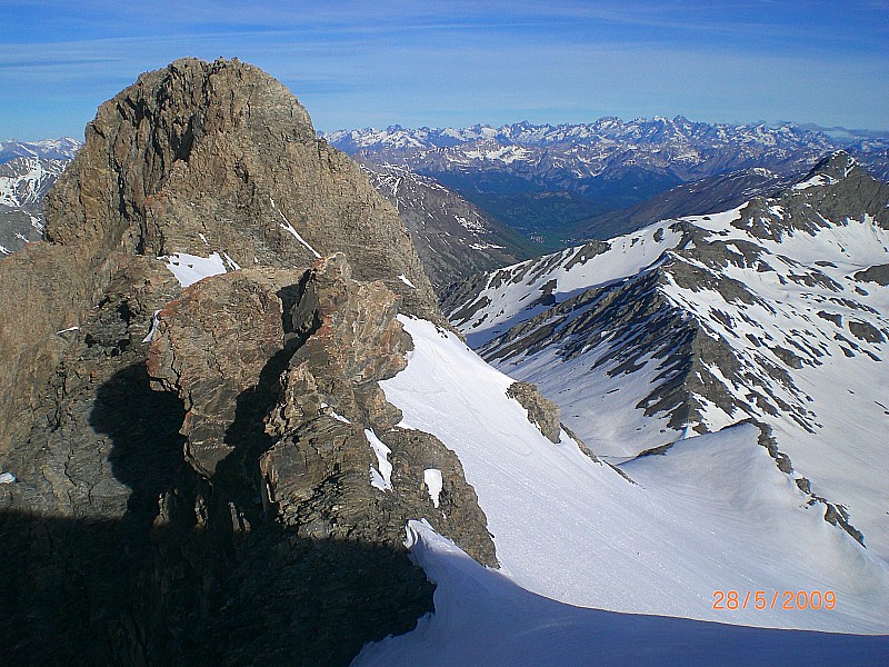 #4 le prochain sommet : face est rocheuse du Pain de Sucre à gauche et le Pic de Foréant où l le prochain sommet : face est rocheuse du Pain de Sucre à gauche et le Pic de Foréant où l'on va aller à droite.