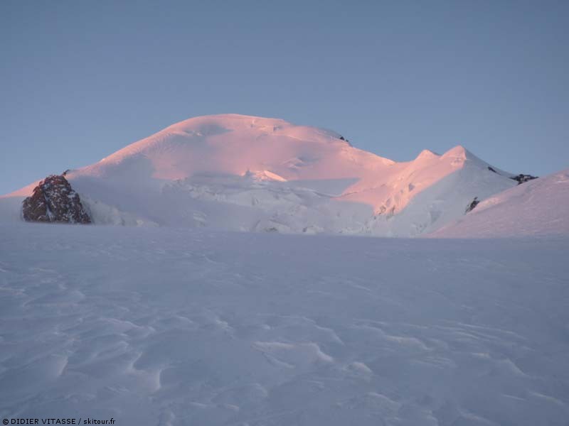 Vue d'ensemble : Lever de soleil sur le Mont Blanc.