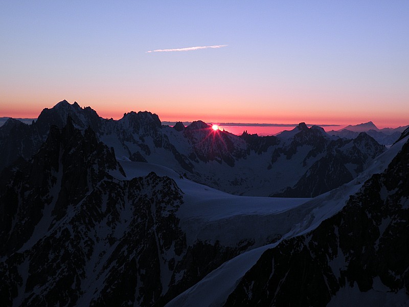 Le jour se lève : Le soleil se lève derrière les Courtes, rien ne laissait présager le mauvais temps que nous allons essuyer quelques instants plus tard!