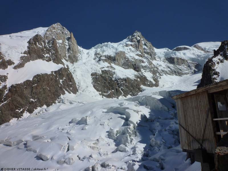 Vue d'ensemble : Depuis le refuge vue sur Tacul/Maudit/Mont Blanc