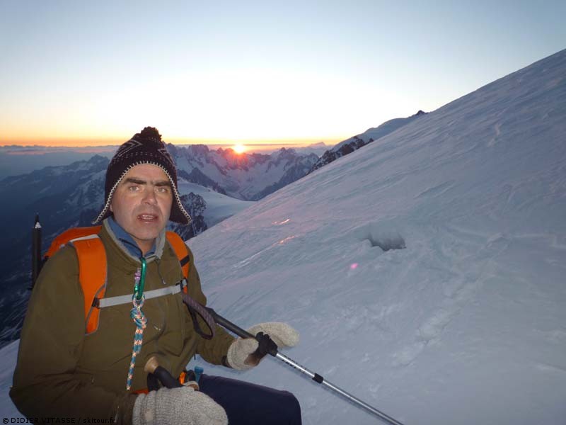 Vue d'ensemble : DIDIER au lever du soleil dans l'arête Nord du Goûter