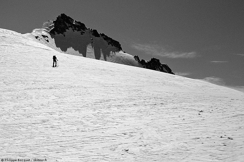 #19 Tacul : bonus :l Tacul : bonus :l'épaule du Tacul : le sommet au fond et le skieur qui se dirige vers le couloir du diable