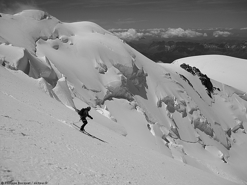 #10 Face nord Mont Blanc : Xavier dans la face : en arrière plan l Face nord Mont Blanc : Xavier dans la face : en arrière plan l'arrête des bosses et le refuge Vallot