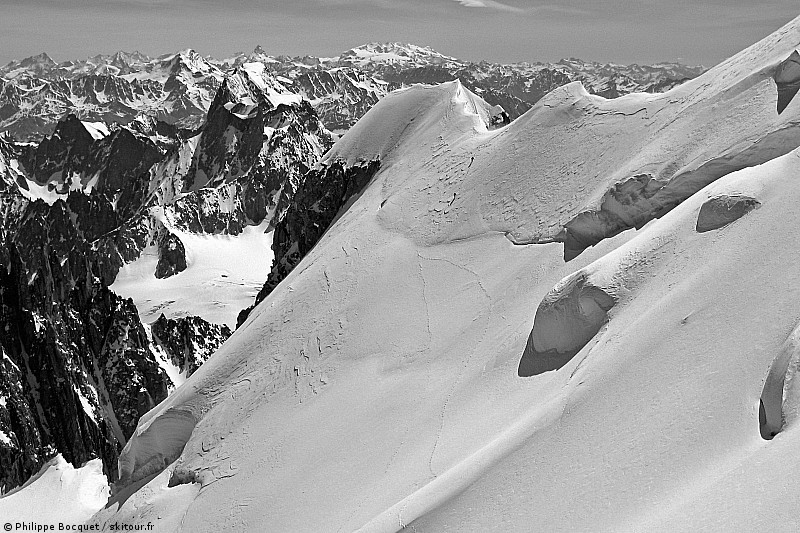 #6 mont Maudit : deux alpinistes sortent visiblement de la Kuffner mont Maudit : deux alpinistes sortent visiblement de la Kuffner