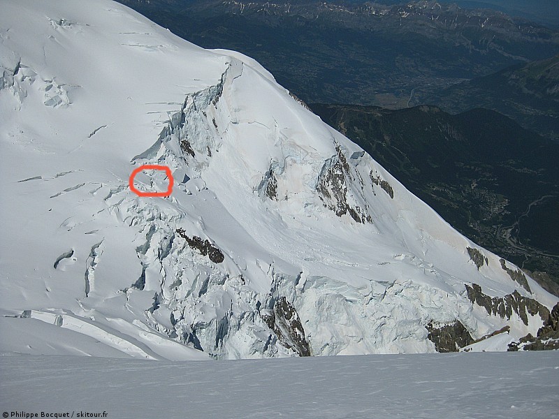 #23 grand plateau : emplacement du rappel jonction grand plateau petit plateau : en fait je pensais qu grand plateau : emplacement du rappel jonction grand plateau petit plateau : en fait je pensais qu'une cordée d'allemands nous avait laissé leur rappel mais il semble plutôt que la corde soit en place définitivement. On avait bien une corde de rappel