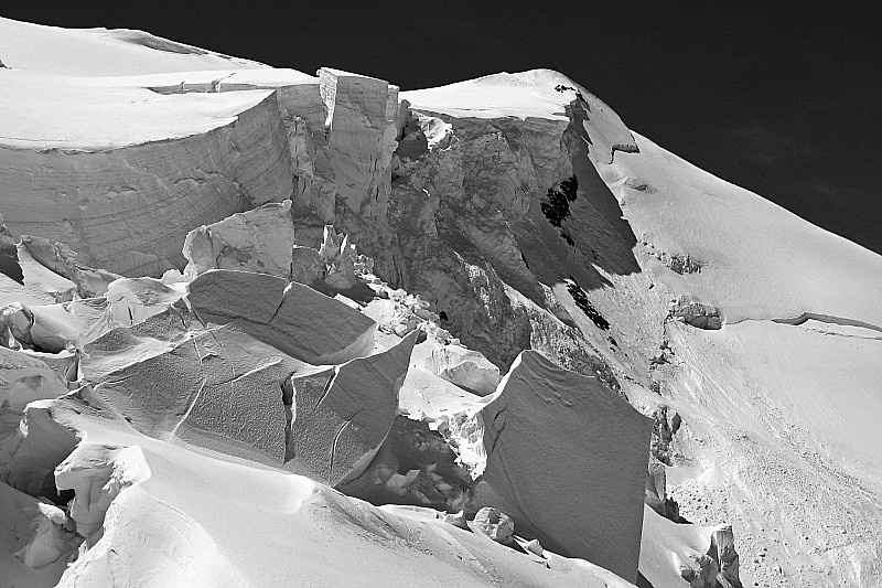 #22 mont blanc : jonction grand plateau petit plateau à l mont blanc : jonction grand plateau petit plateau à l'emplacement du rappel :
équilibre précaire