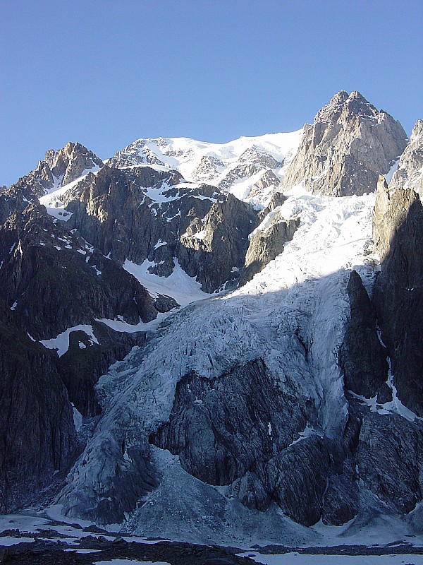 #9 la face vue du bas : et la Glacier du Mont Blanc tout aussi sec que celui du Dôme plus à gauche la face vue du bas : et la Glacier du Mont Blanc tout aussi sec que celui du Dôme plus à gauche