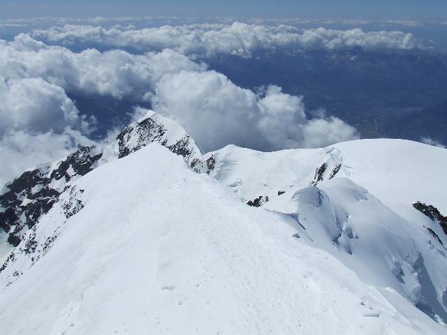 Mont blanc : 15h , nous sommes seuls au sommet. Un luxe à savourer .