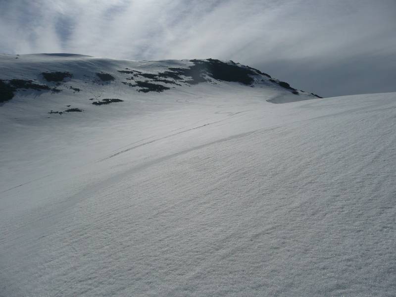 Début de descente à 9h30. : Plus beaucoup de neige sous le sommet. Neige pas encore dégelée mais il faut faire une moyenne...