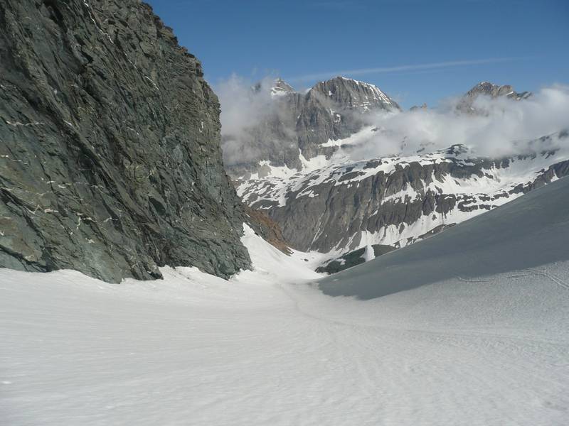 A gauche du glacier. : Les flancs Est sont en bonne moquette...