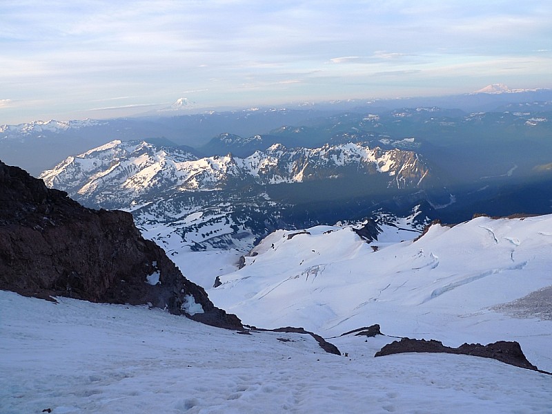 #2 Dans le doigt : Dans le couloir. Au loin, Adams à gauche et Mount Saint Helens à droite Dans le doigt : Dans le couloir. Au loin, Adams à gauche et Mount Saint Helens à droite