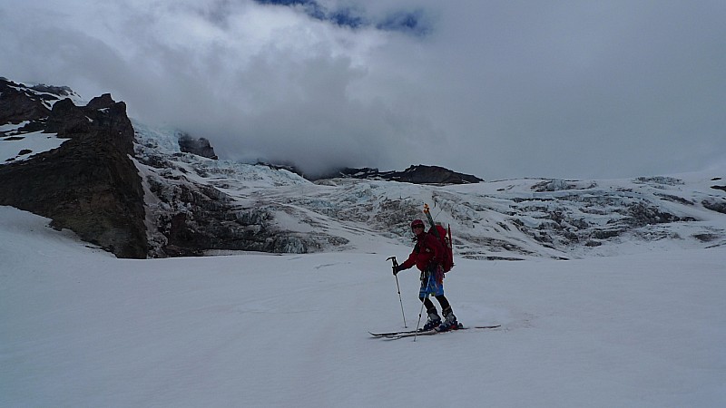 #4 Fin de la descente : Ian en a finit avec les difficultés. Les nuages commencent à apparaître derrière Fin de la descente : Ian en a finit avec les difficultés. Les nuages commencent à apparaître derrière