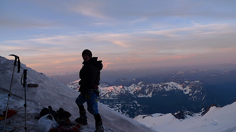 #1 Pied du doigt : Ian à l Pied du doigt : Ian à l'attaque du couloir. Mount Adams au loin