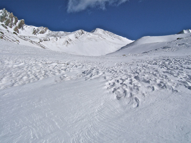 Dents de Maniglia : Dents de Maniglia c'est le premier petit bloc rocheux sur la gauche de la photo. La cime au milieu, avec une crête neigeuse est le sommet  sans nom 3012m.