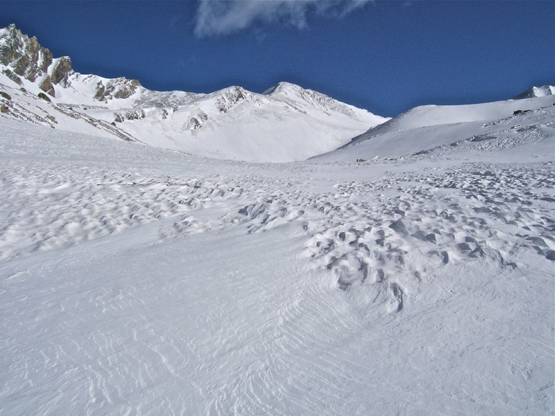 #3 Dents de Maniglia : Dents de Maniglia c Dents de Maniglia : Dents de Maniglia c'est le premier petit bloc rocheux sur la gauche de la photo. La cime au milieu, avec une crête neigeuse est le sommet sans nom 3012m.